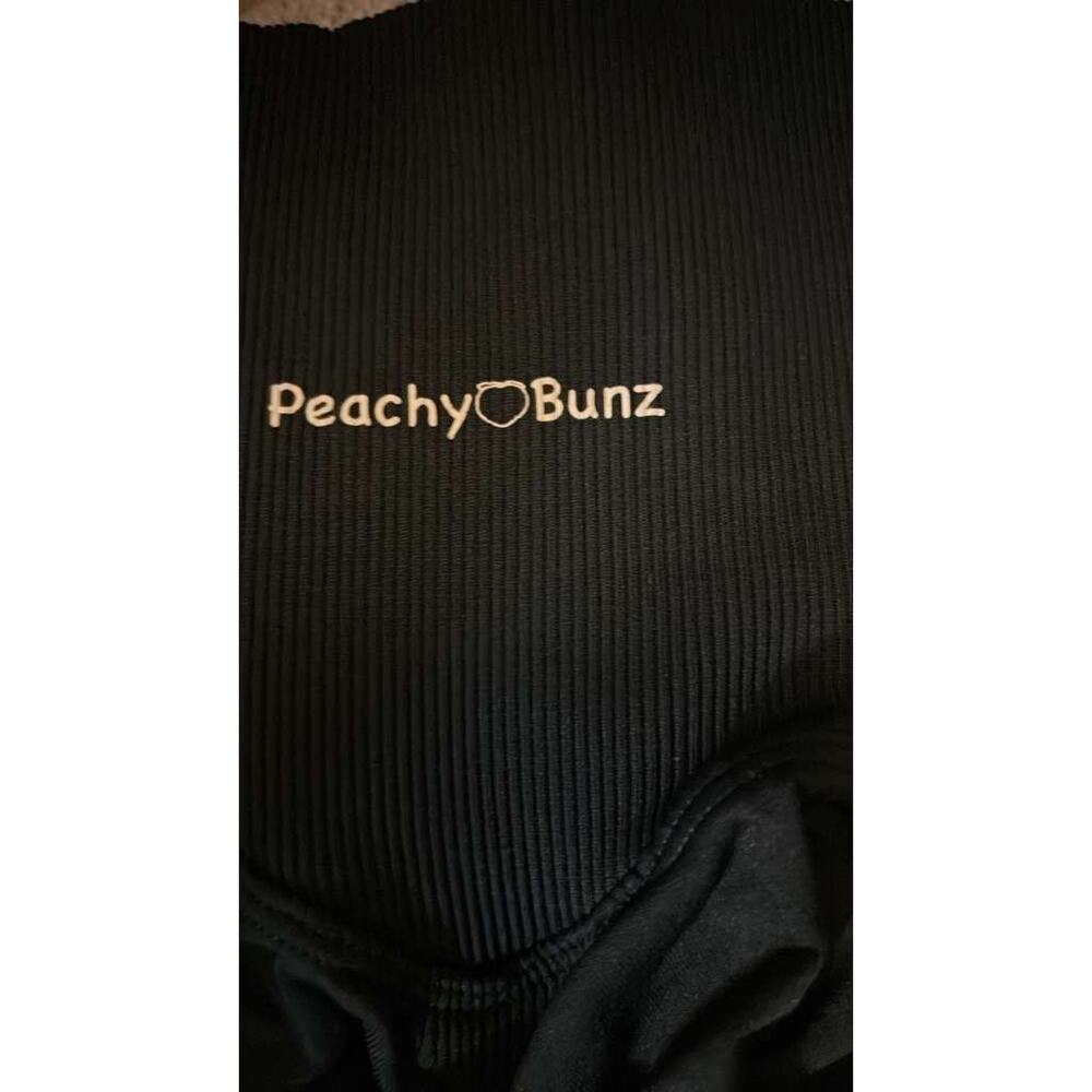 Activewear Bundle: Peachy Bunz Leggings & AUROLA Scrunch Shorts - Picture 3 of 5